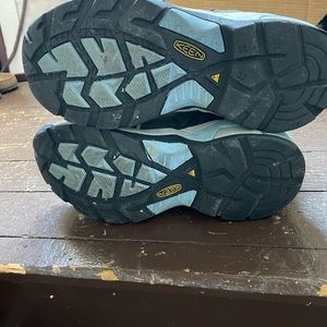 Lightly used Keen Boot. 9W